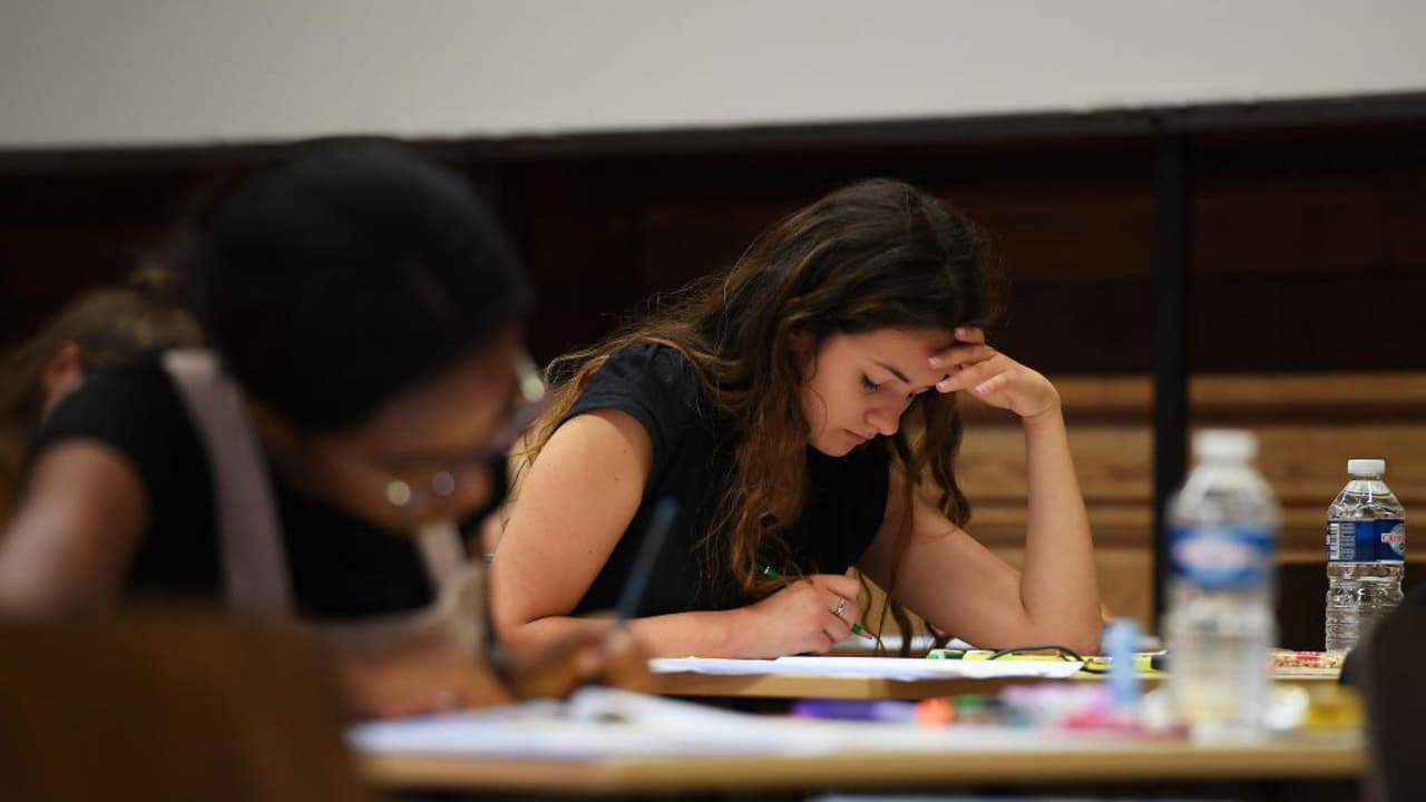 California ofrecerá becas de $2,500 para estudiantes que quieran capacitarse, te contamos de qué trata