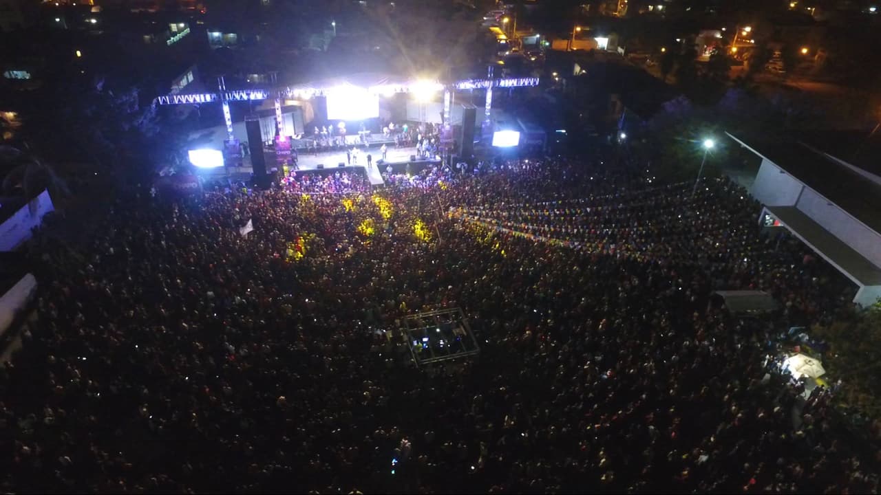 Después, el cantante interpretó uno de sus temas más populares: 'La noche perfecta'.