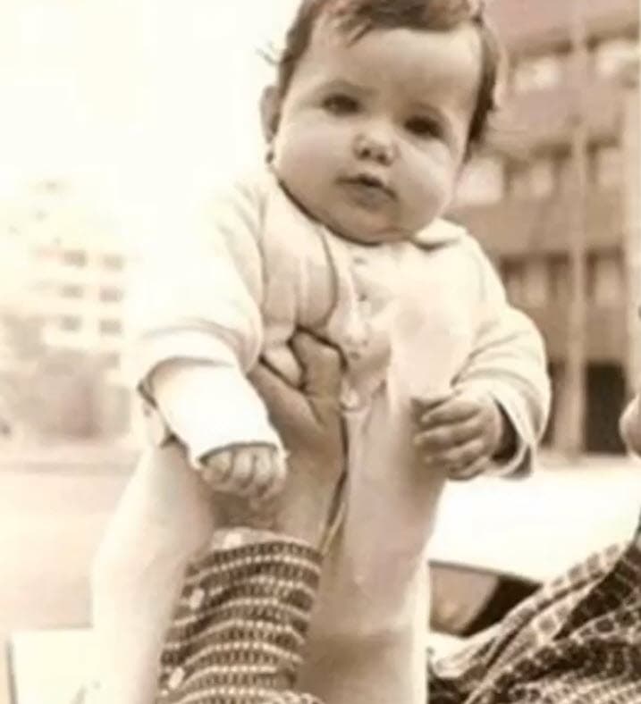 En las fotos se le ve de niña cargada en brazos, en festejos de sus anteriores cumpleaños y hasta paseando en triciclo. 
<br>