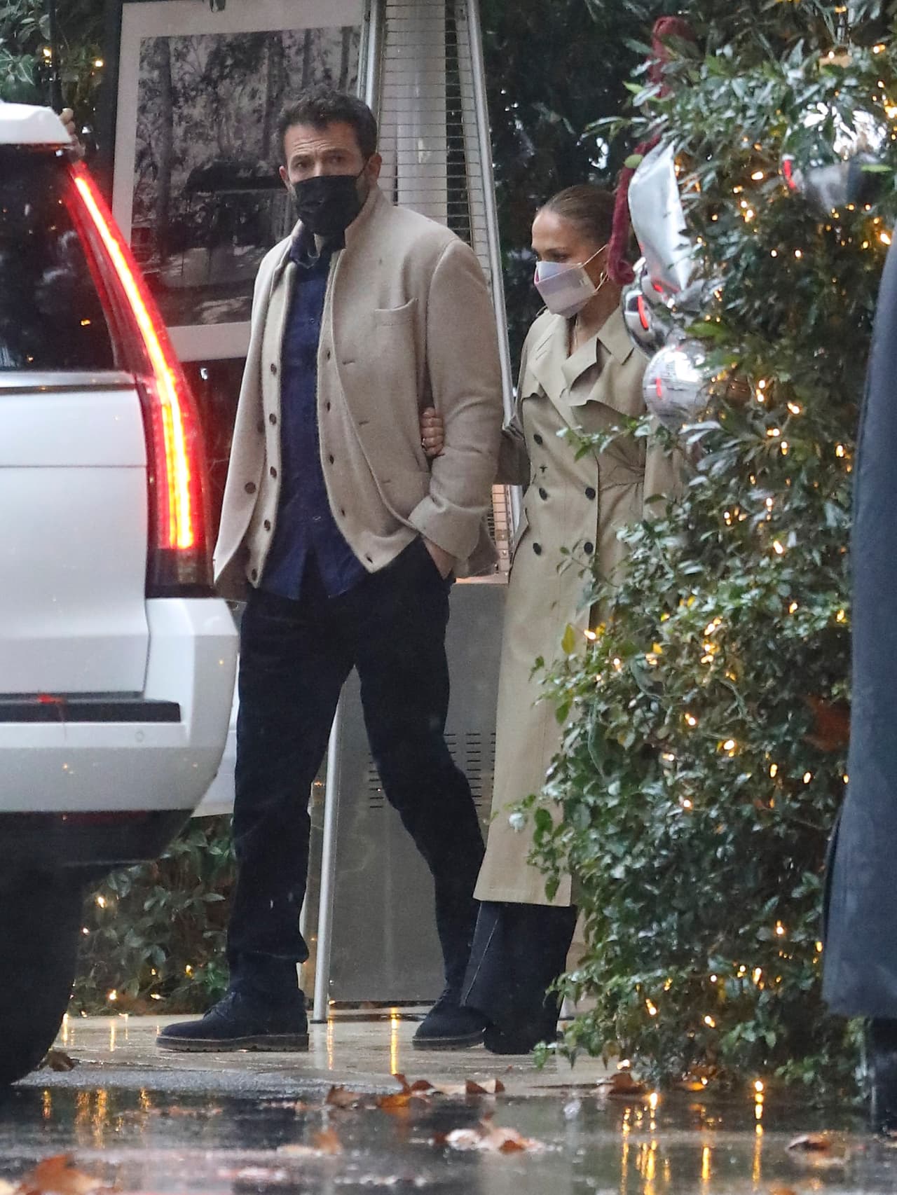 La cantante y el actor fueron captados este miércoles 29 de diciembre en medio de un día lluvioso en Los Ángeles. 
<br>