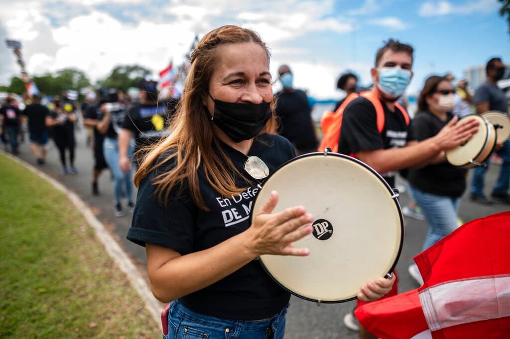 En un intento por sofocar las movilizaciones, el gobernador prometió a los maestros una subida de 1.000 dólares mensuales. El nuevo plan compensación entrará en vigor en 2023 y supondrá un incremento salarial para miles de empleados públicos.