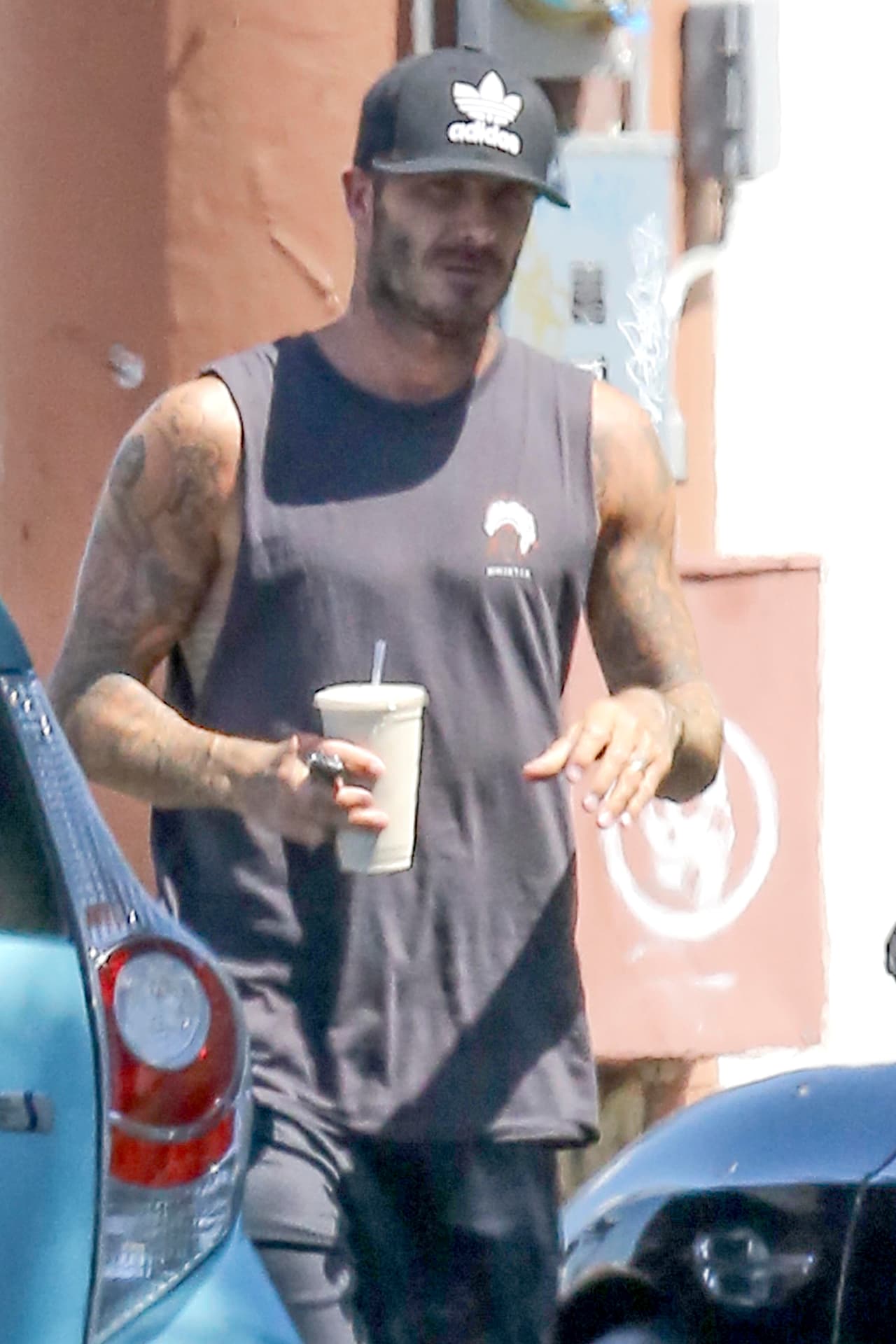 Además él sabe cómo pasarla bien con sólo salir por una bebida refrescante.