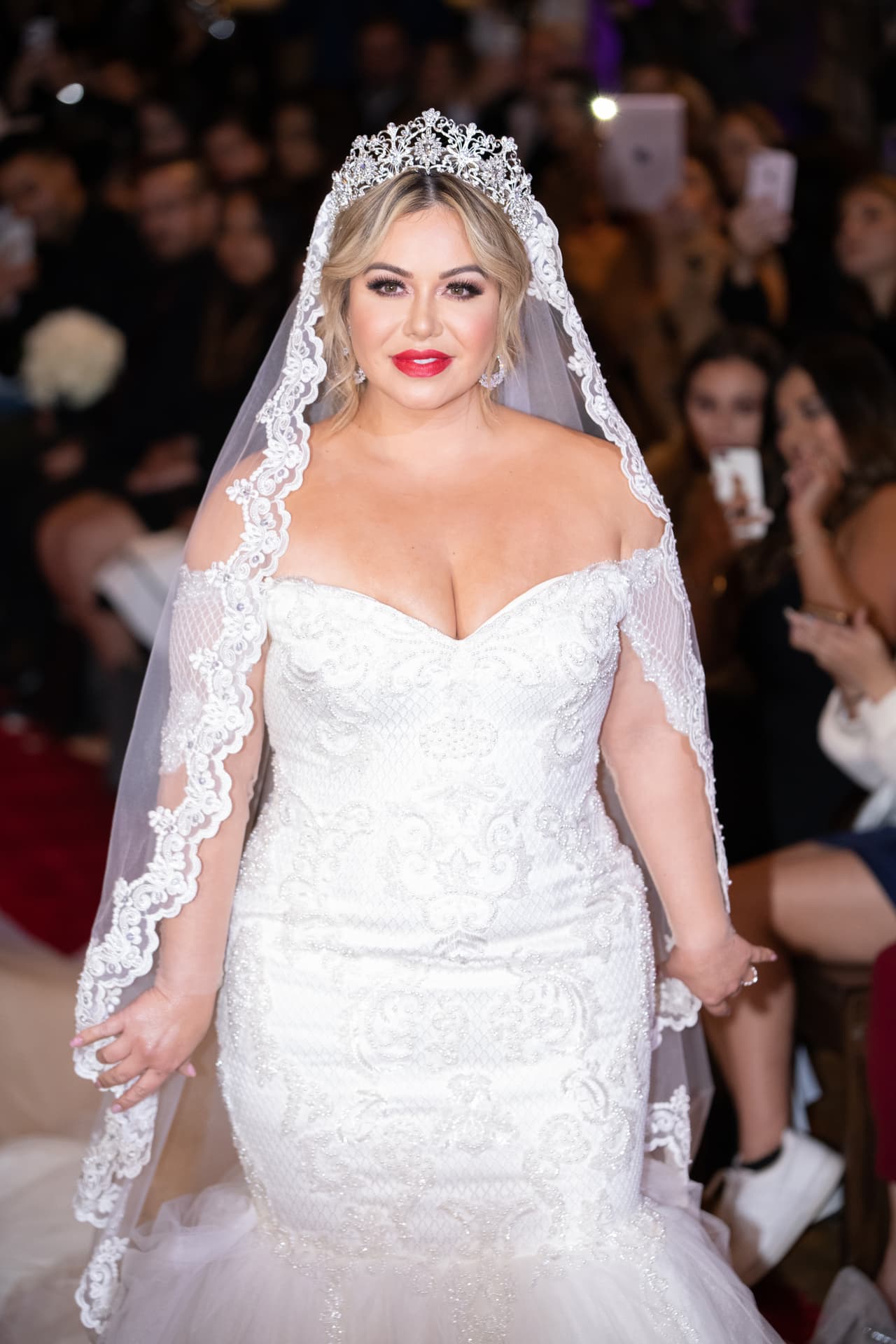 “Su maquillaje (por el que llegó tres horas antes del desfile) fue basado en una muñeca de porcelana, su corona es de cristal swarovsky con el velo… yo sabía que iba a encantar”.