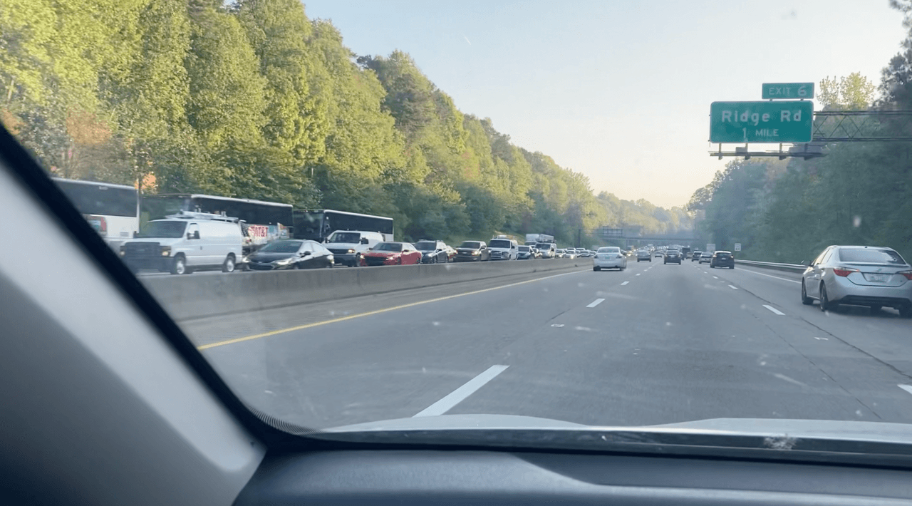 Muere peatón que caminaba en la I-440 en Raleigh, dejando gran retraso vehicular