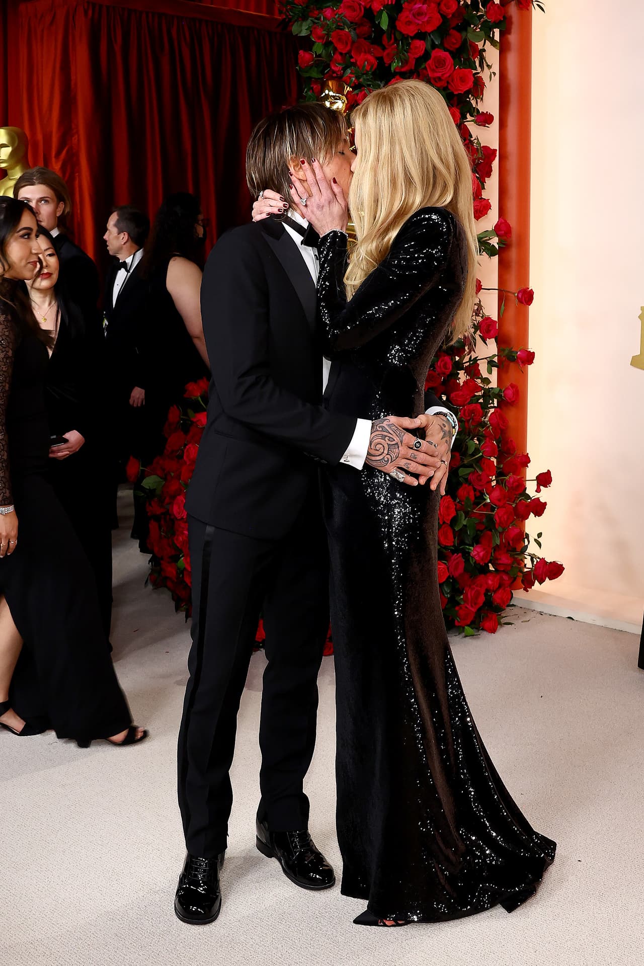 Keith Urban y Nicole Kidman en la alfombra champagne de los Premios Oscar 2023