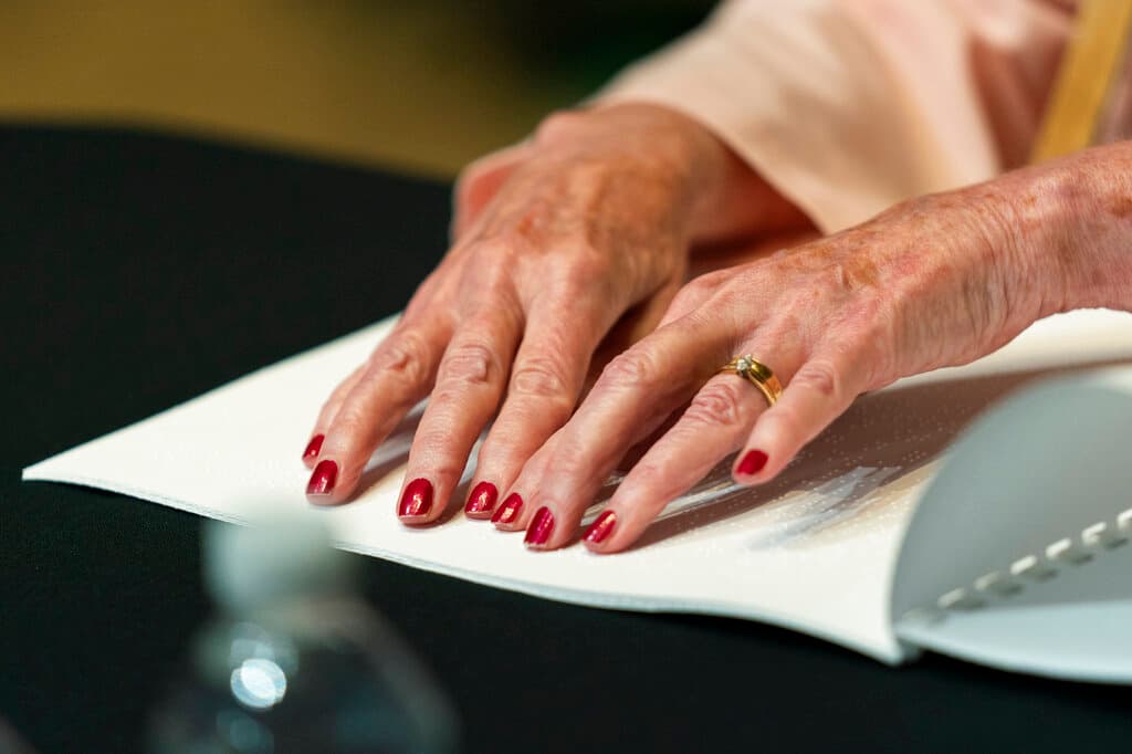 <b>6. Medios alternativos</b>: Uno de los cambios de la temporada de impuestos del IRS este año es aplicar para recibir información importante “en braille, letra grande, audio o formatos electrónicos”. Para inscribirse debe llenar el formulario
<a href="https://www.irs.gov/pub/irs-pdf/f9000.pdf"><u>Formulario 9000, Preferencia de medios alternativos (en inglés)</u></a>