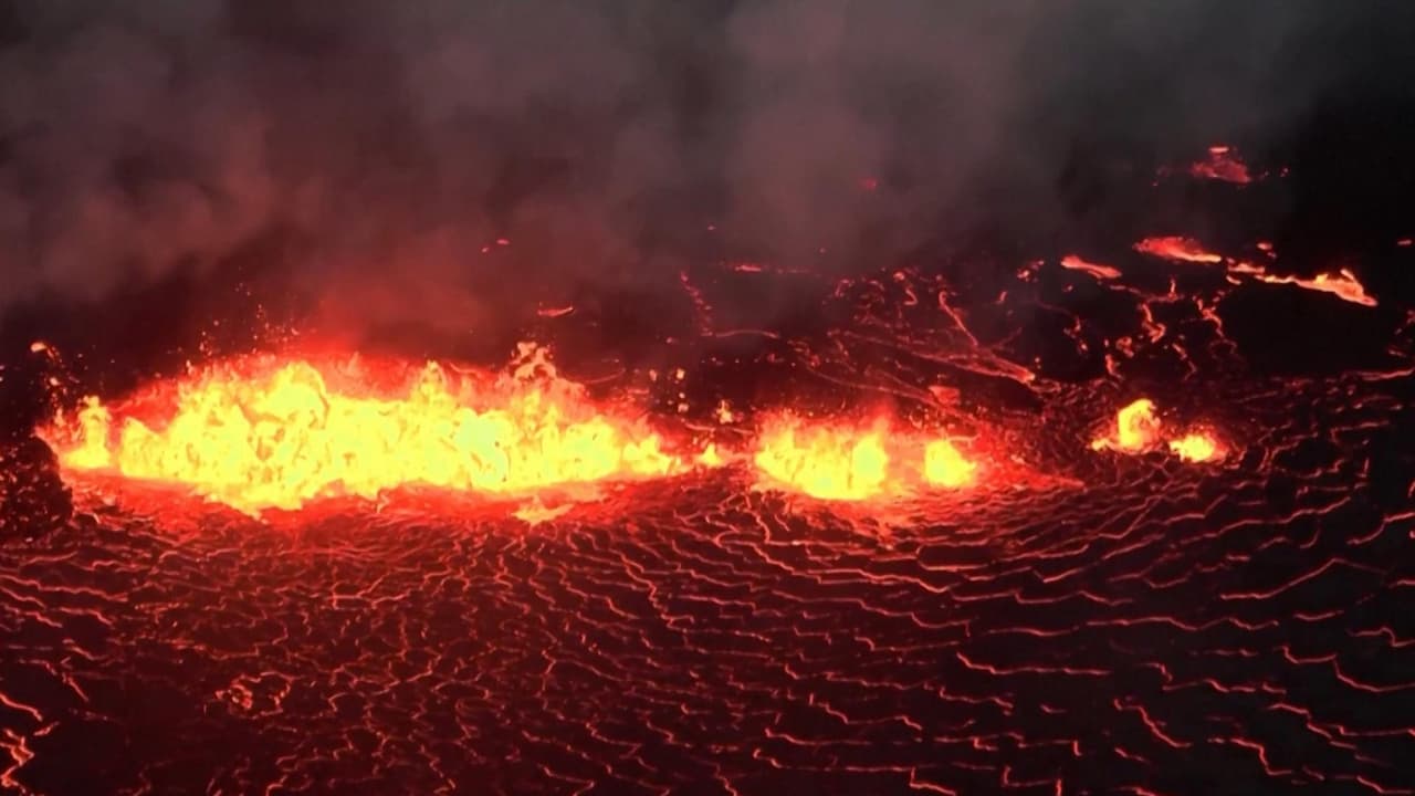 <b>Mira también: </b>El volcán Fagradalsfjall, situado a tan solo unas 25 millas al sudoeste de la capital islandesa, Reikiavik, ofreció un impresionante espectáculo este jueves, al expulsar grandes cantidades de lava roja. La erupción, que comenzó el miércoles, ha atraído a curiosos y turistas de todo el mundo que desean ver el crudo poder de la naturaleza. Sigue las últimas noticias en 
<a href="https://www.univision.com/noticias" target="_blank">Univision</a>.