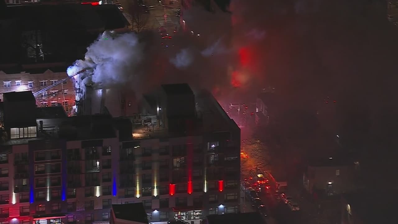 Incendio consume edificio de apartamentos en el Bronx