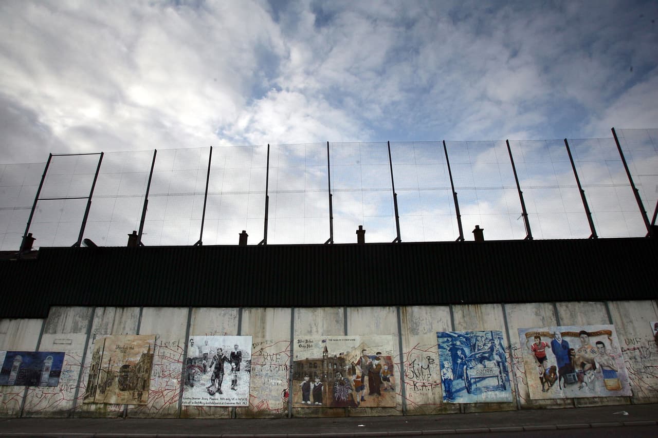 <b>Nacionalistas católicos divididos contra protestantes unionistas,</b> en Belfast. Son una serie de barreras de separación entre comunidades católicas y protestantes. Van desde unos pocos centenares de metros hasta cinco kilómetros.