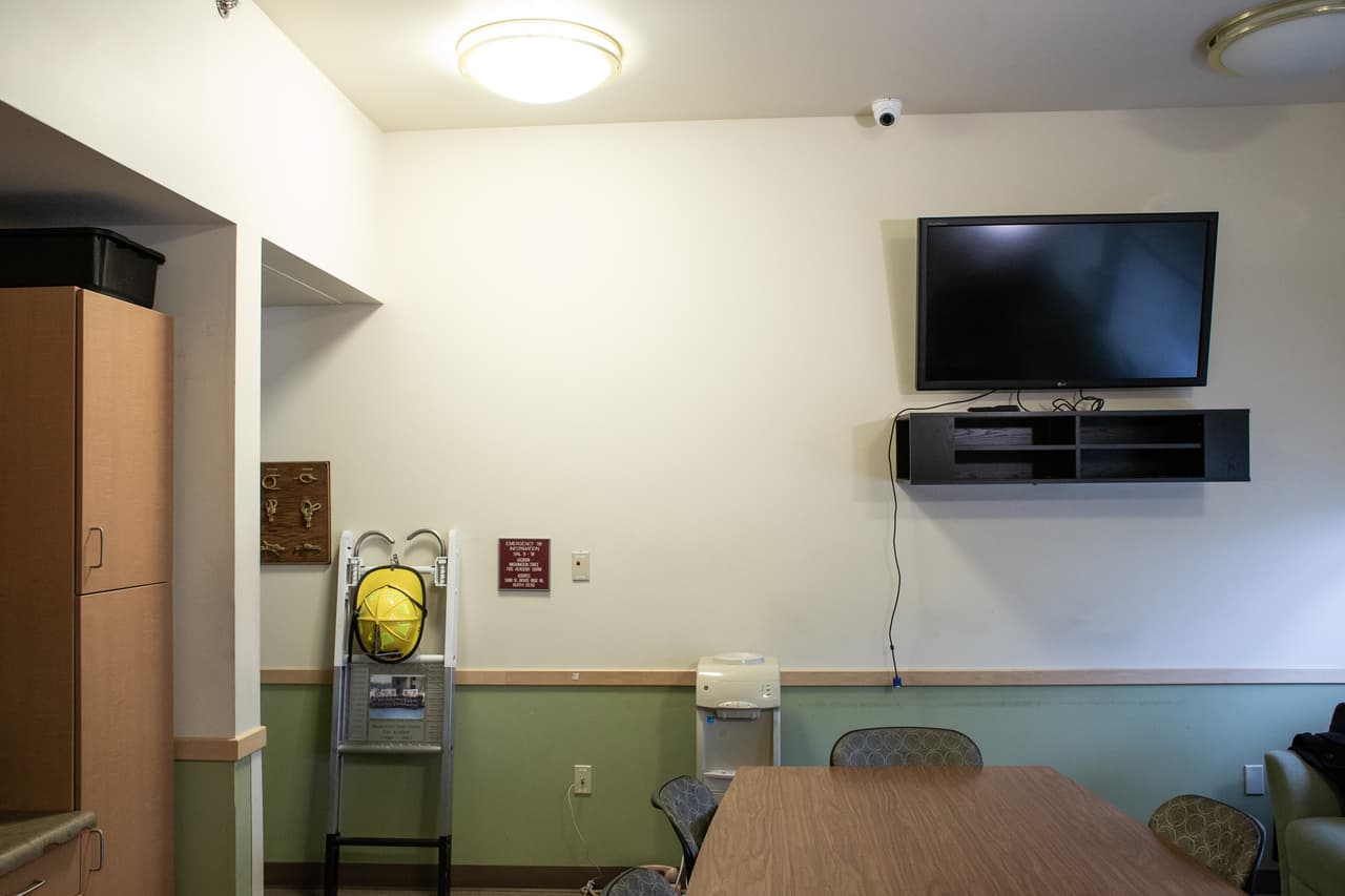 La base March, al este de Los Ángeles, ofrece alimentos, incluidos burritos para desayunar, fideos y pollo. Hay comida para bebé y opciones para niños como nuggets de pollo, gaseosas y agua, dijo McCoy. En la fotograía el áre de cocina de la academia de Bomberos del estado de Washington, antes de ser ocupada por los viajeros.