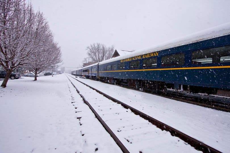 Los viajeros pueden abrigarse en este tren y disfrutar de los paisajes invernales.