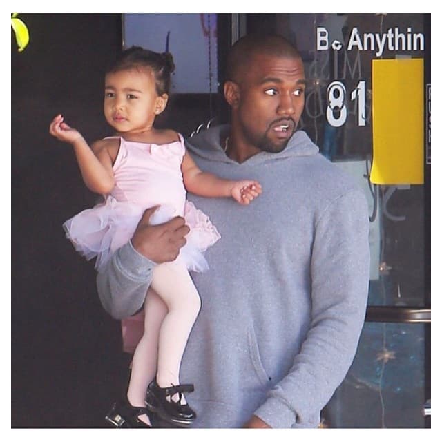 Súper 'cute' en los brazos de papi.