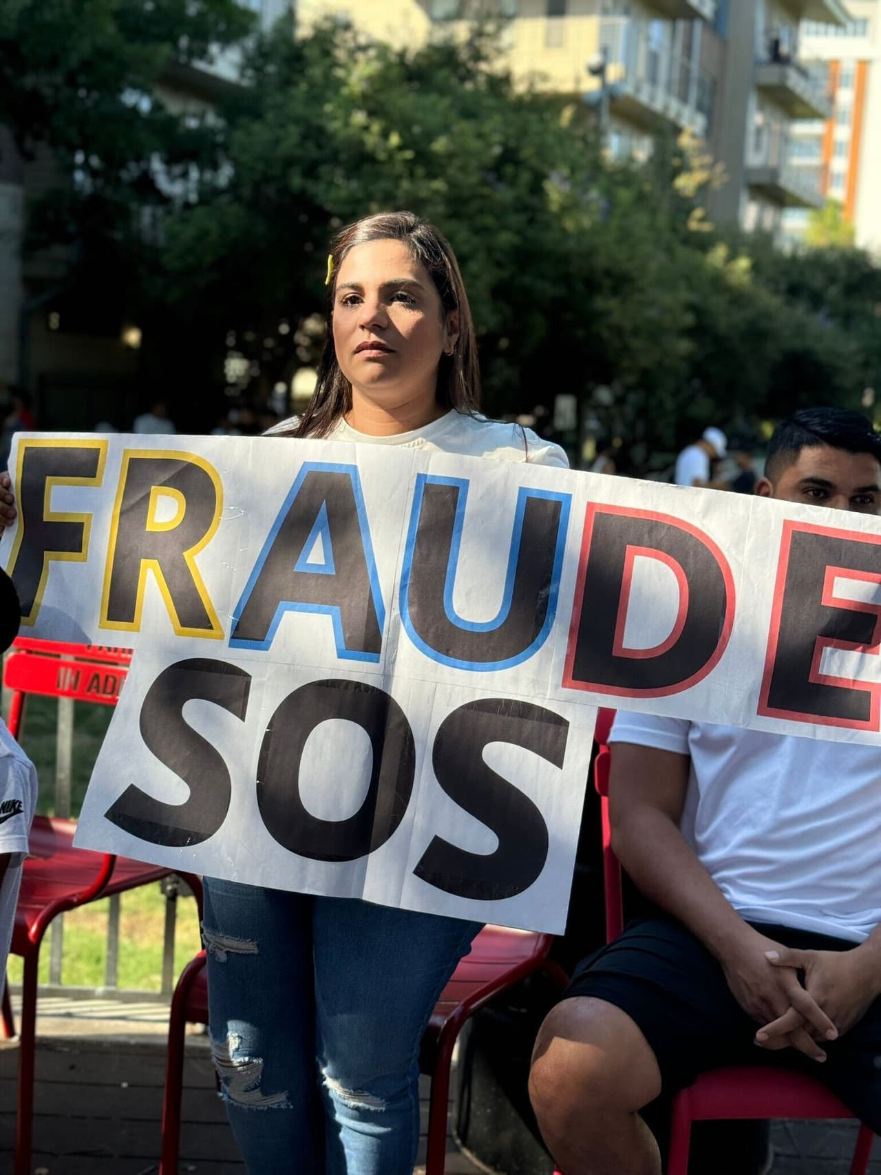 Al lugar acudieron decenas de familias que coreaban: "Este gobeirno ya cayó", refiriéndose al gobierno de Nicolás Maduro en Venezuela.