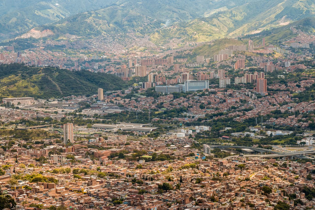 3- Nueva Villa de Aburrá, Medellín. Colombia. Este barrio colombiano es el mejor posicionado de toda Latinoamérica. Le siguen: 
<br>28- Botafogo, Rio de Janeiro 
<br>30- Roma, Ciudad de México 
<br>41- Palermo Soho, Buenos Aires