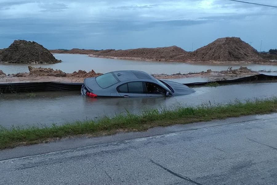 Autos sumergidos en el área de Katy Hockley and Cutoff.