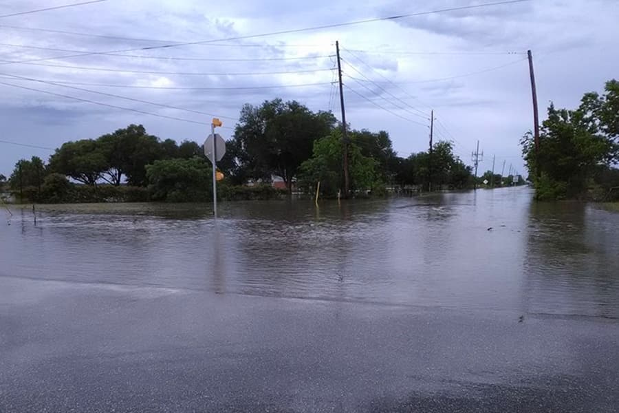 Calles aún repletas de agua en el área de Katy Hockley and Cutoff.