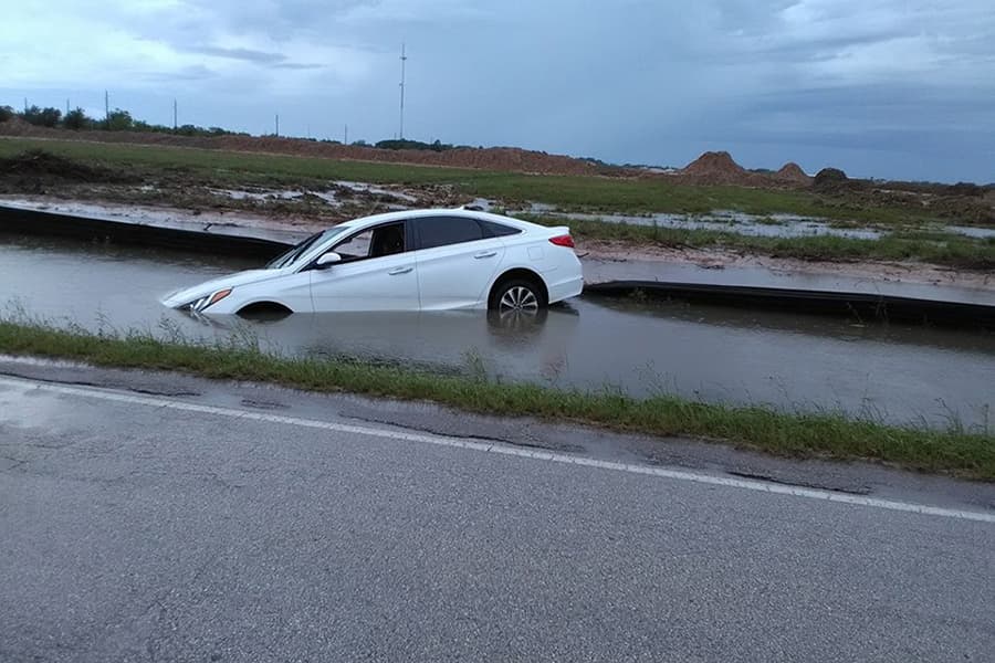 Autos sumergidos en el área de Katy Hockley and Cutoff.