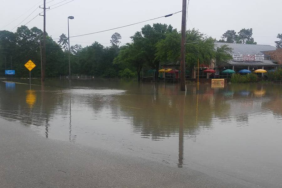 Siguen estancadas las aguas en el área de Cypresswood y la 249.