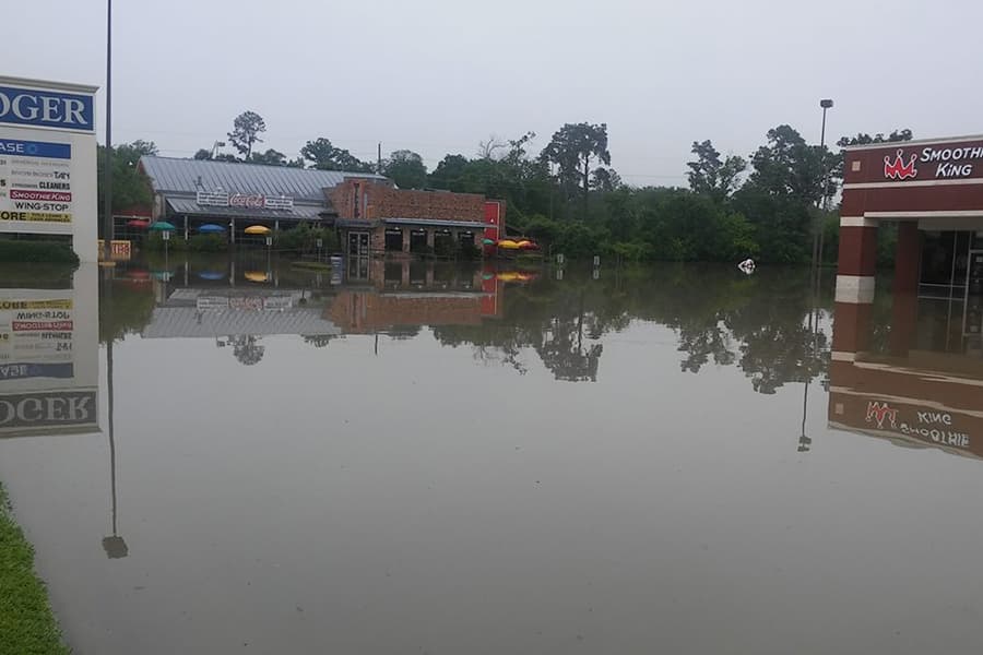 Siguen estancadas las aguas en el área de Cypresswood y la 249.