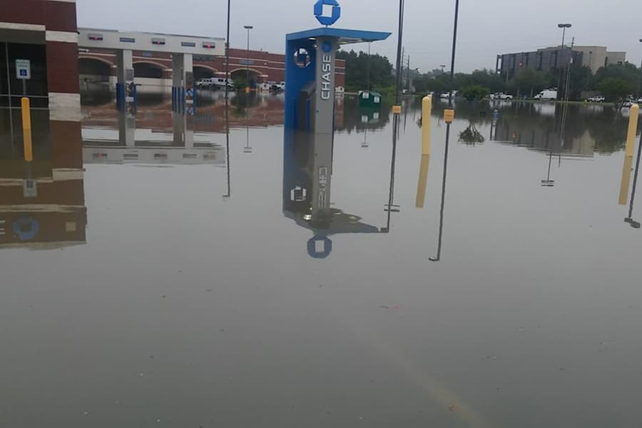 Siguen estancadas las aguas en el área de Cypresswood y la 249.