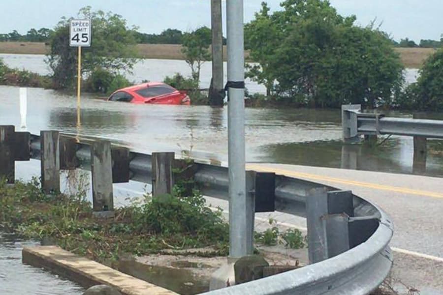 Aún pueden verse vehículos sumergidos en varias áreas de Katy.