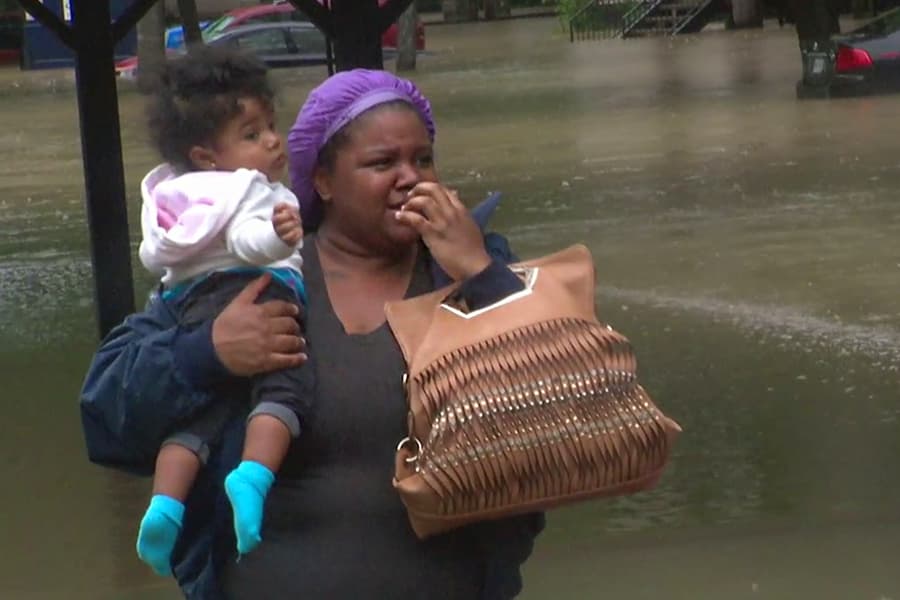 Decenas de personas del área de Spring, al noreste de Houston, tuvieron que ser rescatadas de sus viviendas que permanecen inundadas.