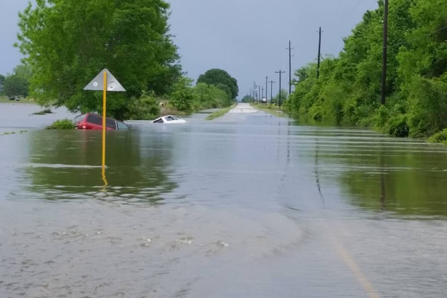 Así lucen aún las vías en el área de la 290 y Katy Hockley Rd.