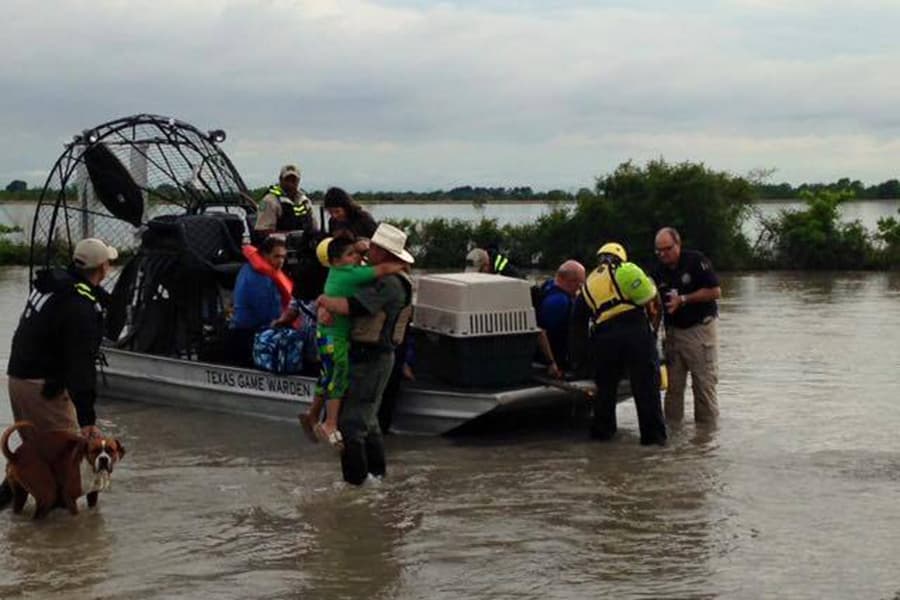 Varios sectores del área de Katy siguen bajo el agua y por eso el distrito escolar tuvo que cancelar las clases hasta la próxima semana.