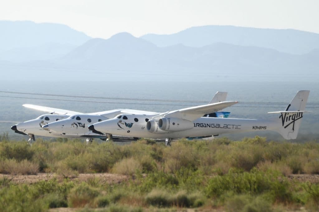 El avión, con dimensiones similares a las de un jet privado, se separó de forma fluida de la nave VMS Eve, llamada así en honor a la madre de Branson, tras alcanzar una altura de unos 10.000 pies (poco más de 3 kilómetros), para luego continuar su viaje hacia las fronteras del espacio y a unas 50 millas (80 kilómetros) sobre la superficie de la Tierra.