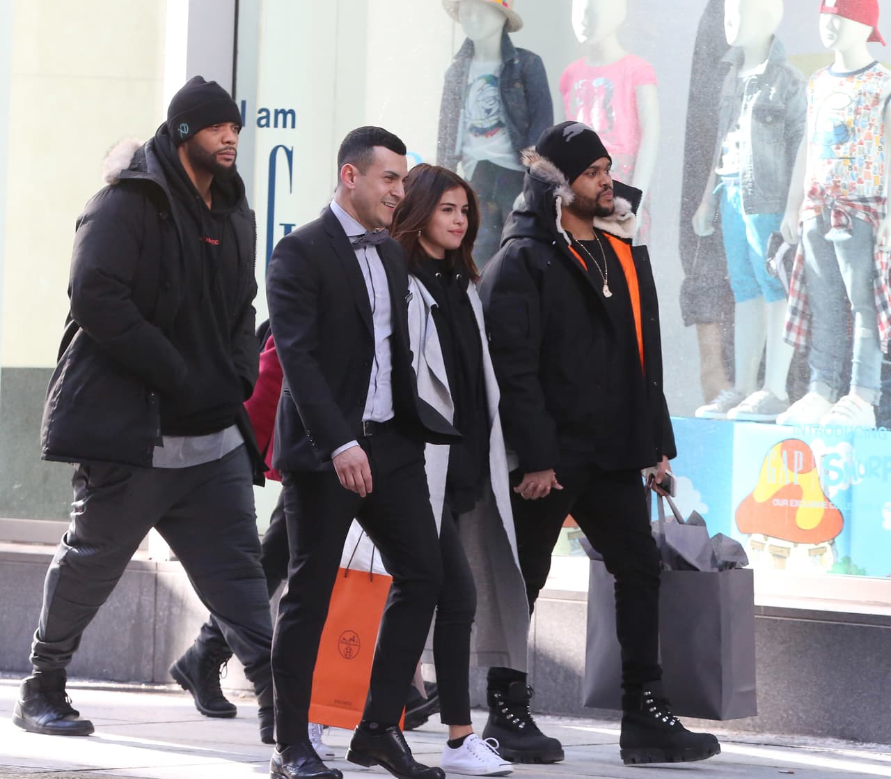 Selena Gomez y The Weeknd no ocultaron su amor mientras paseaban tomados de la mano en un romántico día de shopping en Toronto, Canadá.