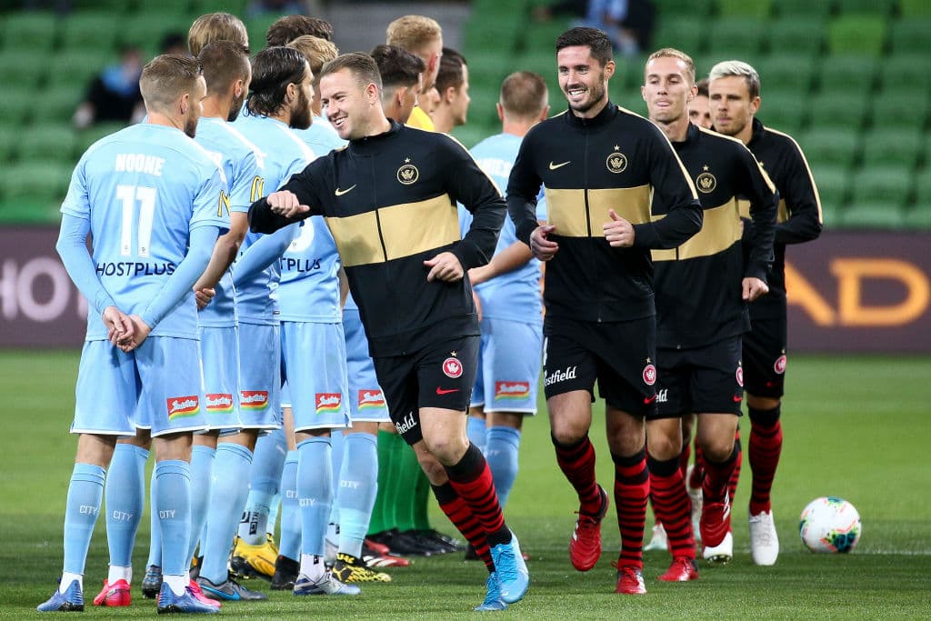 Saludo entre los equipos Melbourne City y Sydney Wanderers.