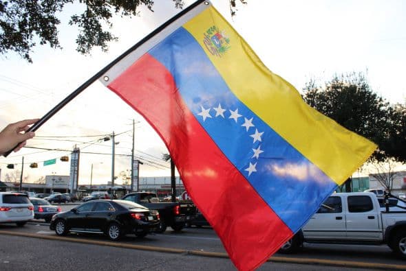 A cantos y gritos pidieron paz y libertad en la calle Westheimer, una de las más transitadas de Houston. 
