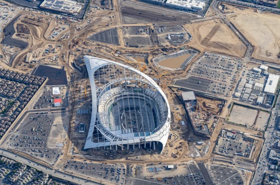 Casi listo el nuevo estadio de los equipos de la NFL de Los Ángeles, Rams y Chargers. Con una inversión de casi 5 mil millones de dólares, estará listo para abrir sus puertas a los aficionados del futbol americano en marzo.