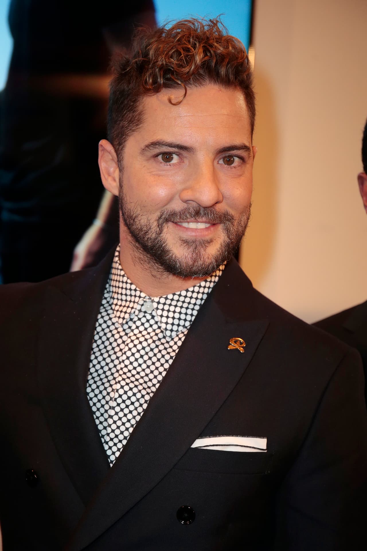 Cuando 
<b>David Bisbal</b> se cortó sus ricitos de oro hubo opiniones dividas, pero con el tiempo nos dimos cuenta de que se ve mucho mejor.