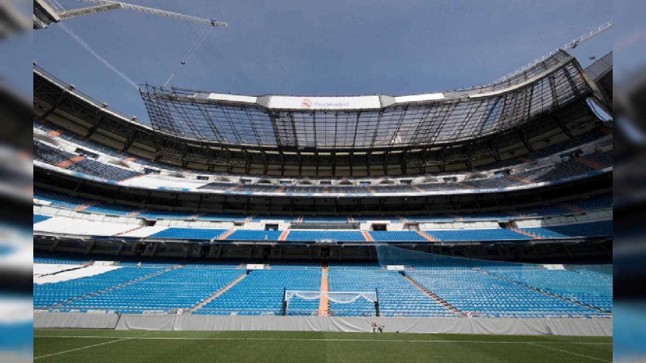 La obras en el Santiago Bernabéu continúan sin descanso durante la cuarentena. Destaca el desmontaje de la cubierta del estadio. En el fondo norte se ha desmontado toda la estructura metálica y se está desmontando sector a sector la cubierta rígida de la que ya prácticamente no queda nada.