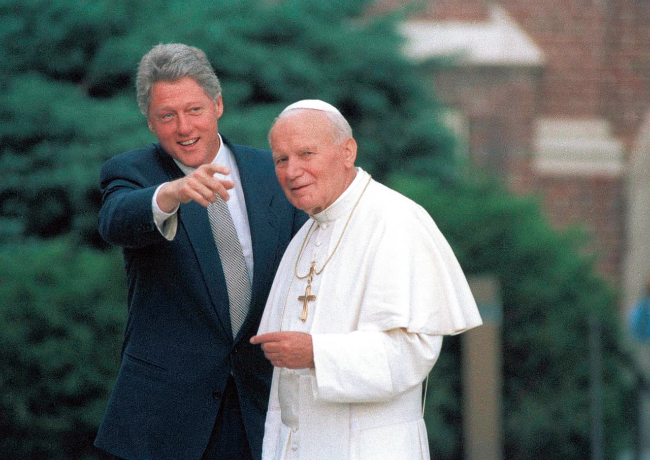 <b>Juan Pablo II y Bill Clinton</b>
<br>
<br>El estadounidense junto al pontífice en Denver, en 1993. Clinton voló a St. Louis para saludar al papa cuando este comenzaba una gira por el país. Entonces el Senado avanzaba el ‘impeachment’ contra Clinton por el caso Lewinsky y el papa dijo que Estados Unidos se enfrentaba a un “tiempo de juicio”. Muchos pensaron que el católico se refería a su larga y aguda disputa con Clinton sobre el apoyo del presidente al derecho al aborto.
