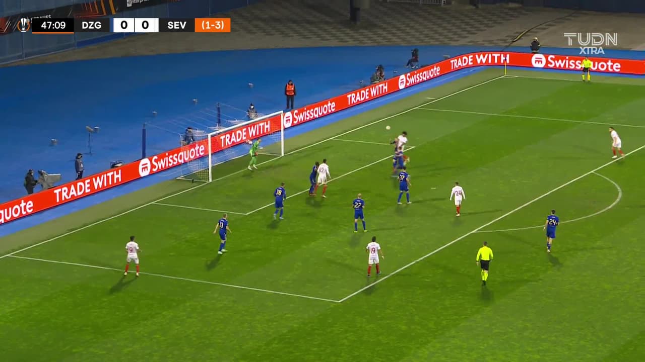 ¡TIRO ATAJADO! disparo por Jules Koundé.