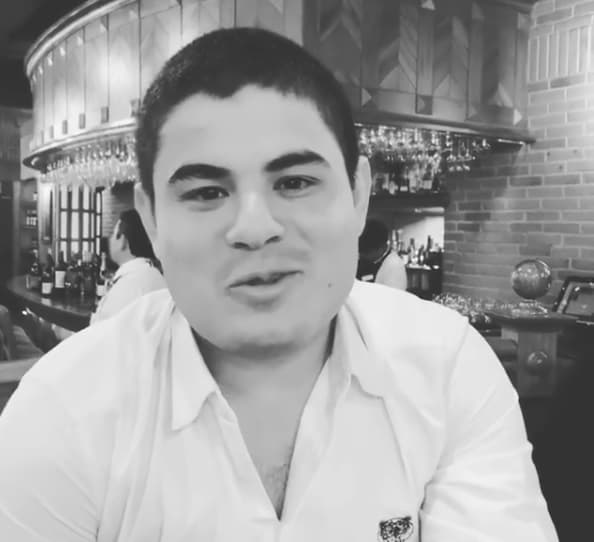 "
<b>La maestra me felicitaba </b>[...] entonces desde muy chico me tocó empezar a componer porque me gustaba [...] gracias a Dios también se me da cantarle al amor, al desamor que también hay mucho en este disco", finalizó Olivas.