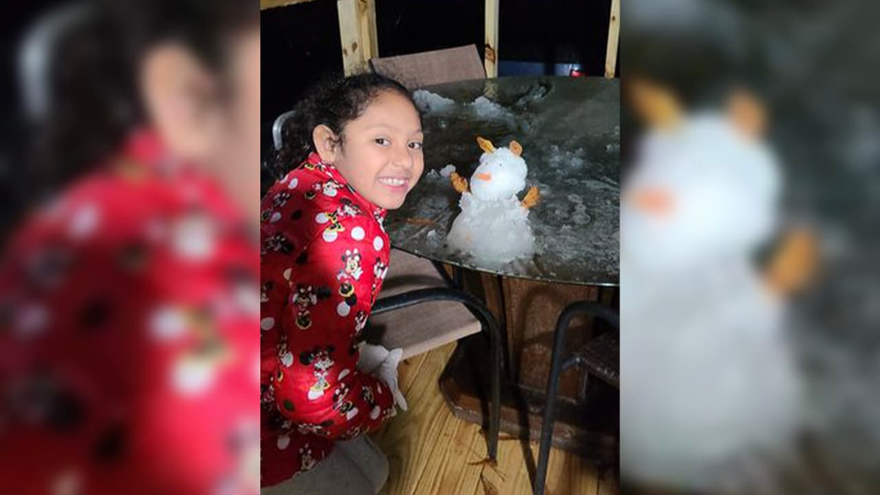 Jacky Funez le tomó esta foto a su hija a lado de un muñeco de nieve en su casa en Shepherd, Texas.