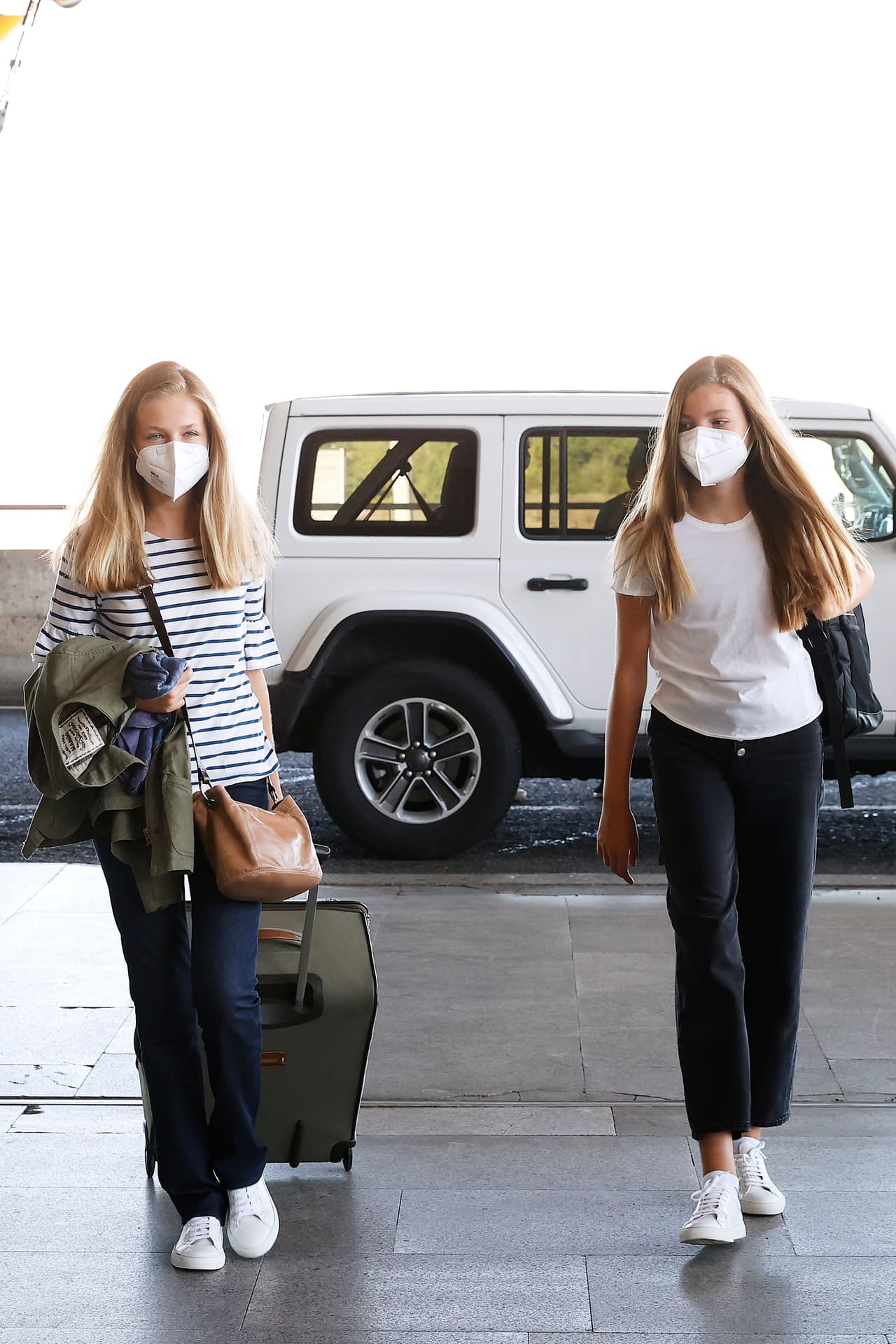 Para el viaje hacia el nuevo curso escolar, la princesa decidió usar ropa cómoda, sin perder el estilo. La
<b> <a href="https://www.univision.com/famosos/princesa-leonor-de-espana-estrena-corte-de-cabello-estilo-hailey-baldwin-fotos" target="_blank">tendencia marinera</a></b> estuvo plasmada en la blusa de algodón estampada a rayas azul oscuro.