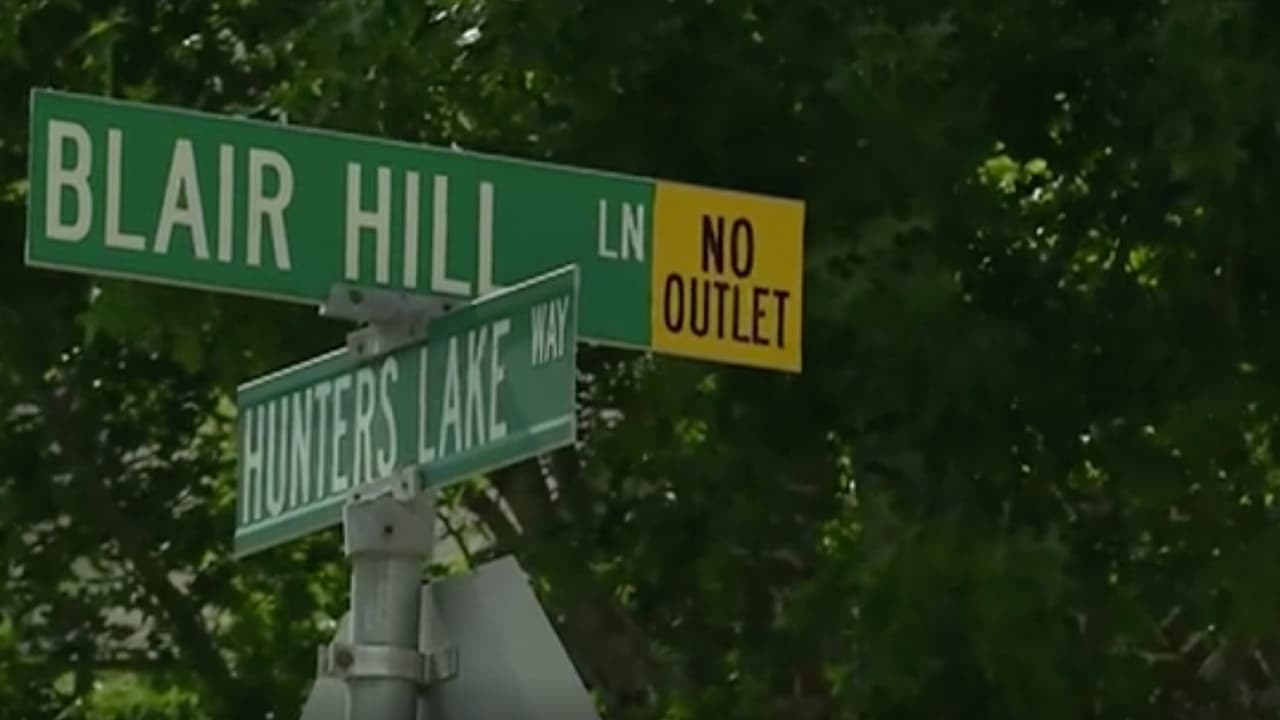 Sucedió en la cuadra 13700 de Blair Hill Lane. El menor, según la policía, pasó entre dos y tres horas en el auto bajo el intenso calor y fue hallado sin vida aún asegurado en su silla infantil.