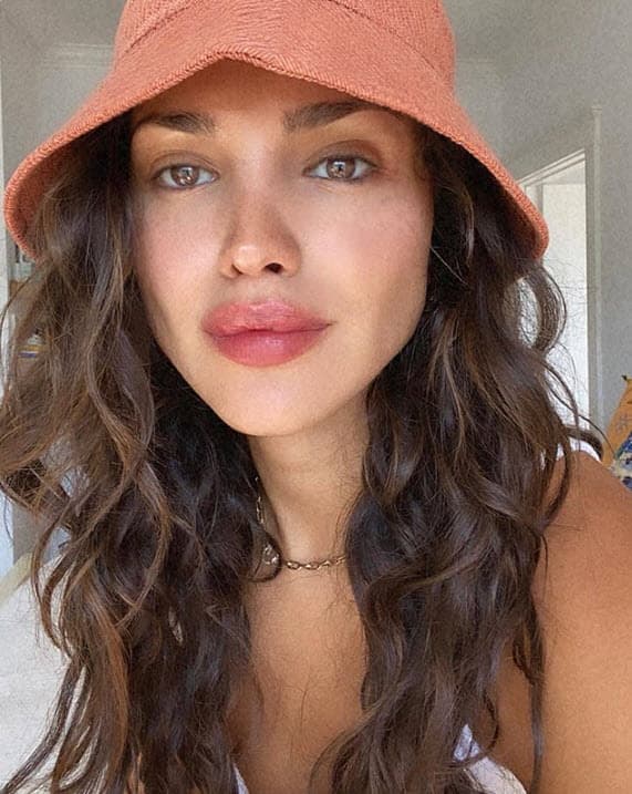 Es esta. Aunque se ignora por qué la borró, esta fotografía estuvo en internet el tiempo suficiente para recibir comentarios por parte de sus seguidores.