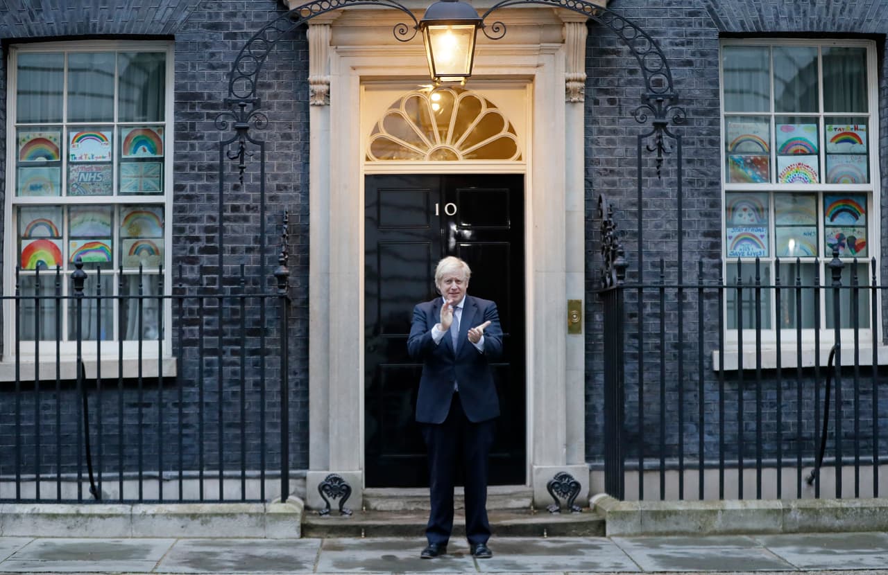 El primer ministro británico Boris Johnson a las afueras del número 10 de Downing Street en Londres.