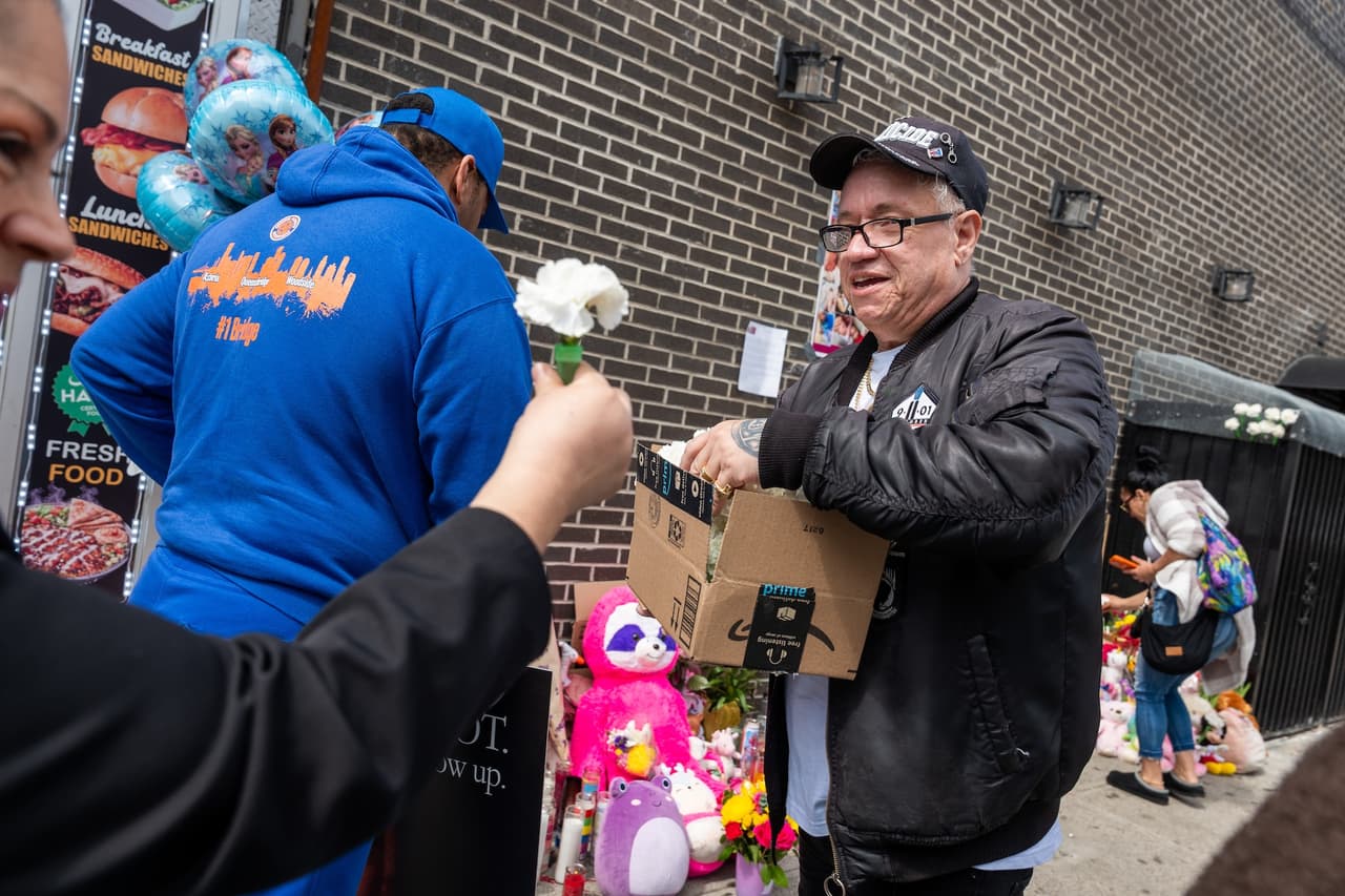 Después de la tragedia, la intersección de las calles Moore y Humboldt se convirtió en un punto de duelo, donde
<b>vecinos levantaron altares y encendieron velas</b> en memoria de la menor asesinada.