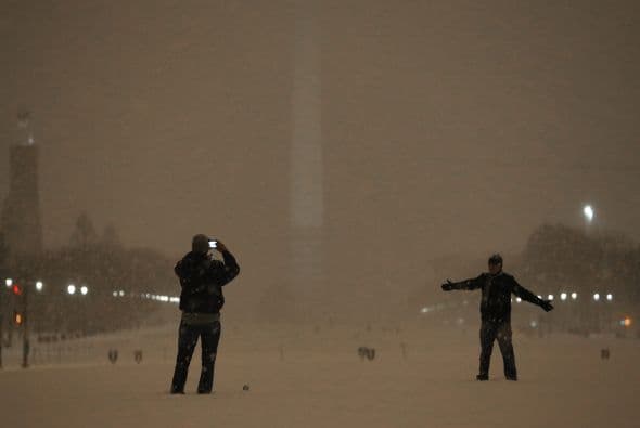 El Obelisco de Washington DC apenas lucía la noche del miércoles a causa de la tormenta de nieve.