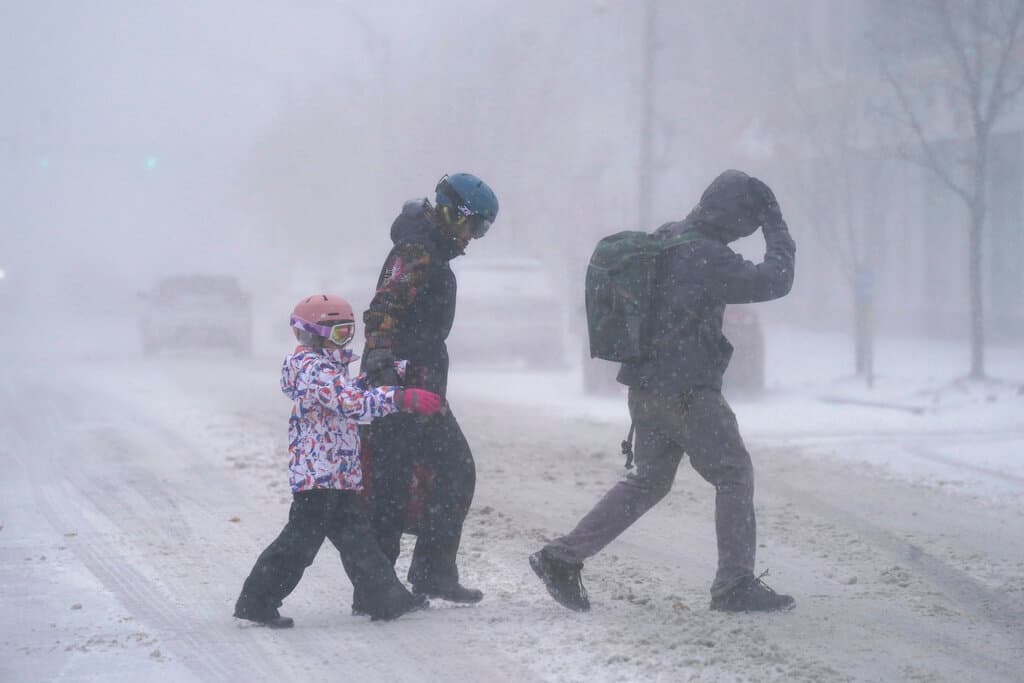 Fotos muestran la severidad de la tormenta de invierno, histórica, que azota parte de Nueva York estas Navidades, cuando una masa de aire del Ártico estremece el Norte del estado.