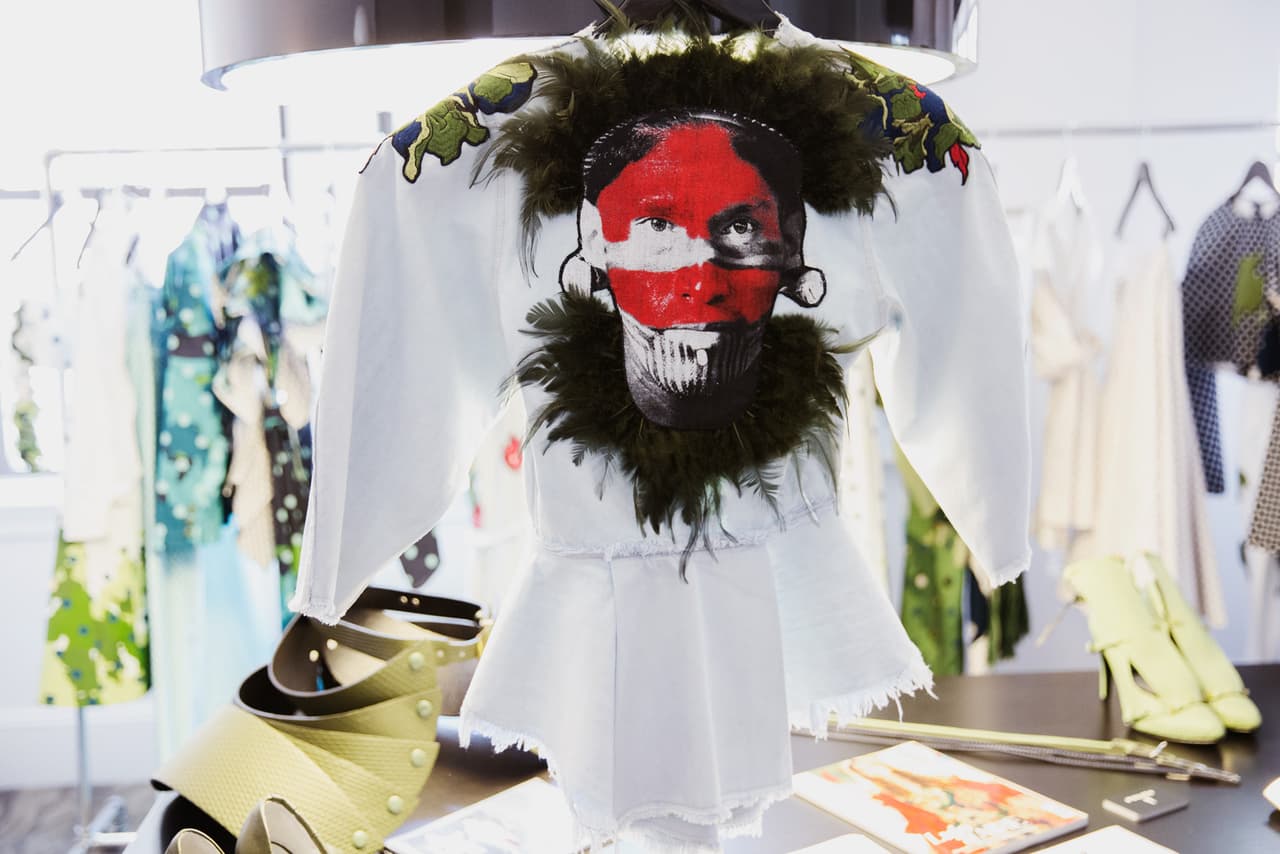 Rostros indígenas fueron bordados y estampados en la espalda de las chamarras de dénim.