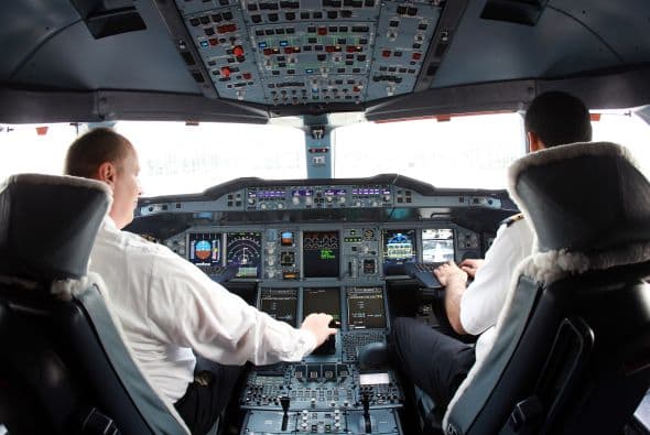 <b>5. Pilotos, copilotos e ingenieros de vuelo de líneas aéreas</b>
<br>
<br>Salario medio anual: 218,970 dólares
<br>Empleos: 5,590