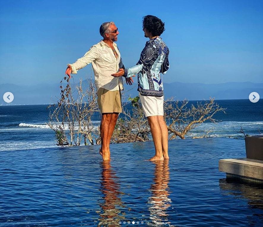 "Los hijos abandonan un día la infancia, ¡pero 
<b><a href="https://www.univision.com/famosos/como-pocas-veces-lo-ves-el-potrillo-rodeado-de-sus-hijos-para-celebrar-a-alex-fernandez-fotos" target="_blank">los padres jamás abandonamos la paternidad</a></b>! Qué rápido se pasa el tiempo", escribió el cantante. 
<br>