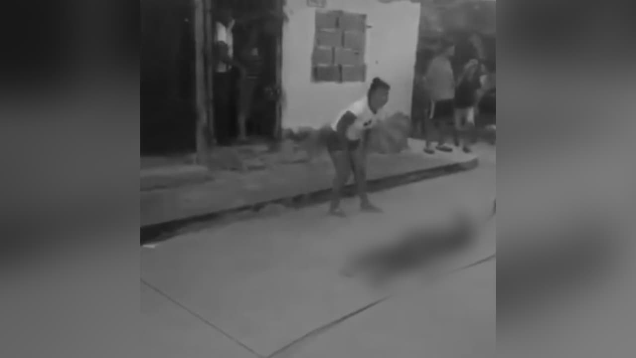 <b>Cable de alta tensión cae sobre un niño de 12 años en una calle y lo electrocuta.</b>
<br>
<br>Familias y vecinos intentaron ayudarlo en el momento de la descarga. Posteriormente fue llevado a un centro médico en donde se encuentra en grave estado de salud. Ocurrió en Barranquilla, Colombia.